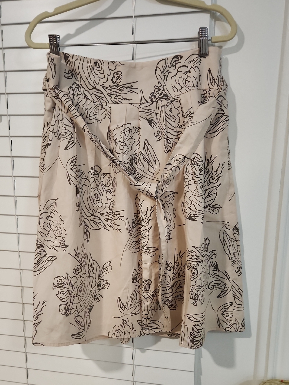Ann Taylor Beige Floral Skirt with Black Sketch Print